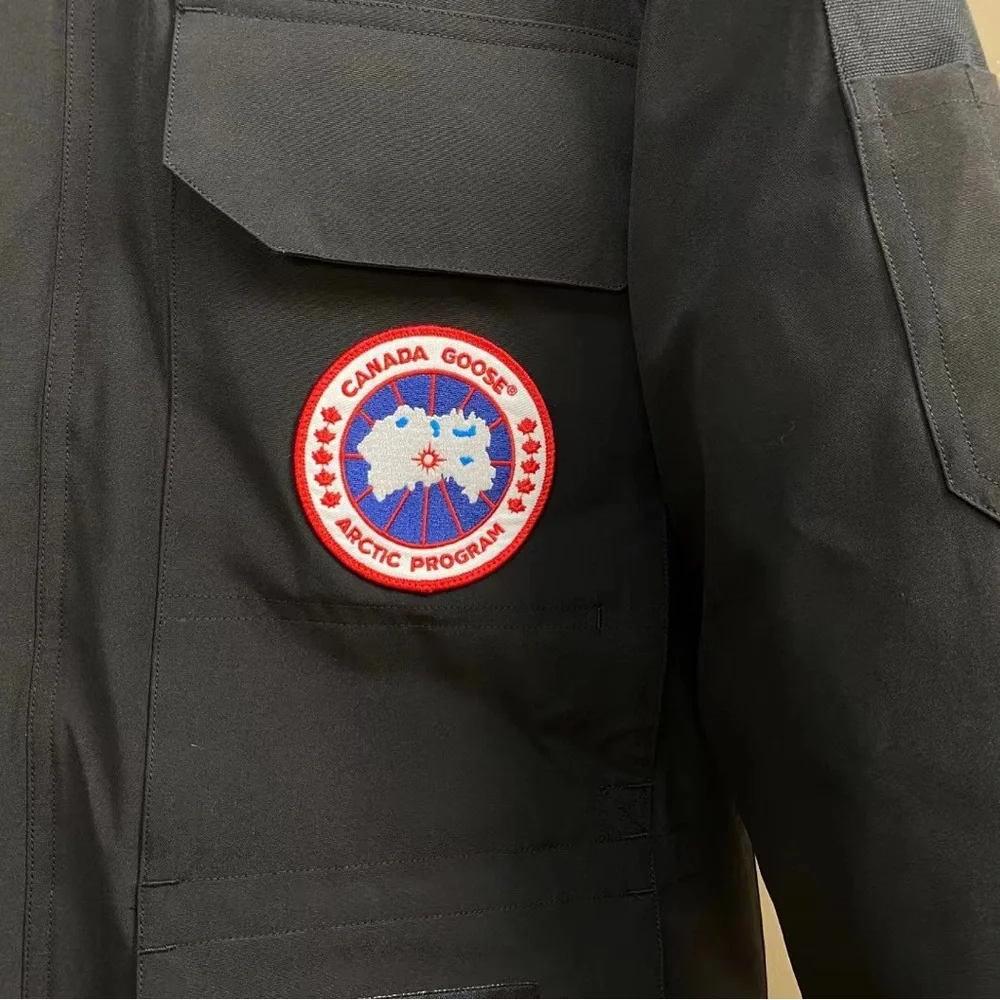 Canada Goose Men's Coat，Very comfortable to wear